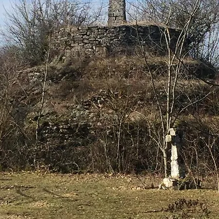 Au Pied De * La Roche-Morey