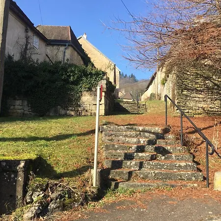 Au Pied De La Roche-Morey